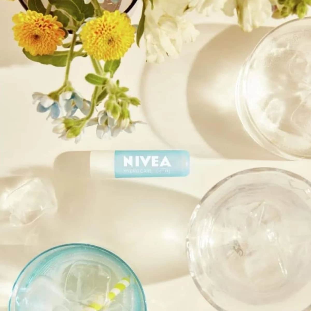 NIVEA كريم الشفاه نيفيا هيدرو كير بعامل حماية من الشمس 15+، 4.8 غرام