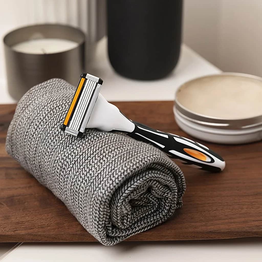 Bic ماكينة حلاقة بيك فليكس 5 الهجينة ذات 5 شفرات ومقبض واحد وخرطوشتين