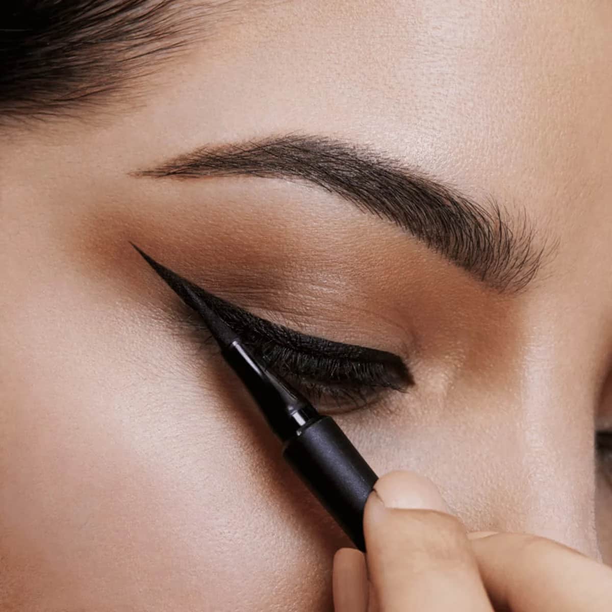 Maybelline مايبيلين نيويورك محدد عيون هايبر بريسايز أول داي 700 أسود