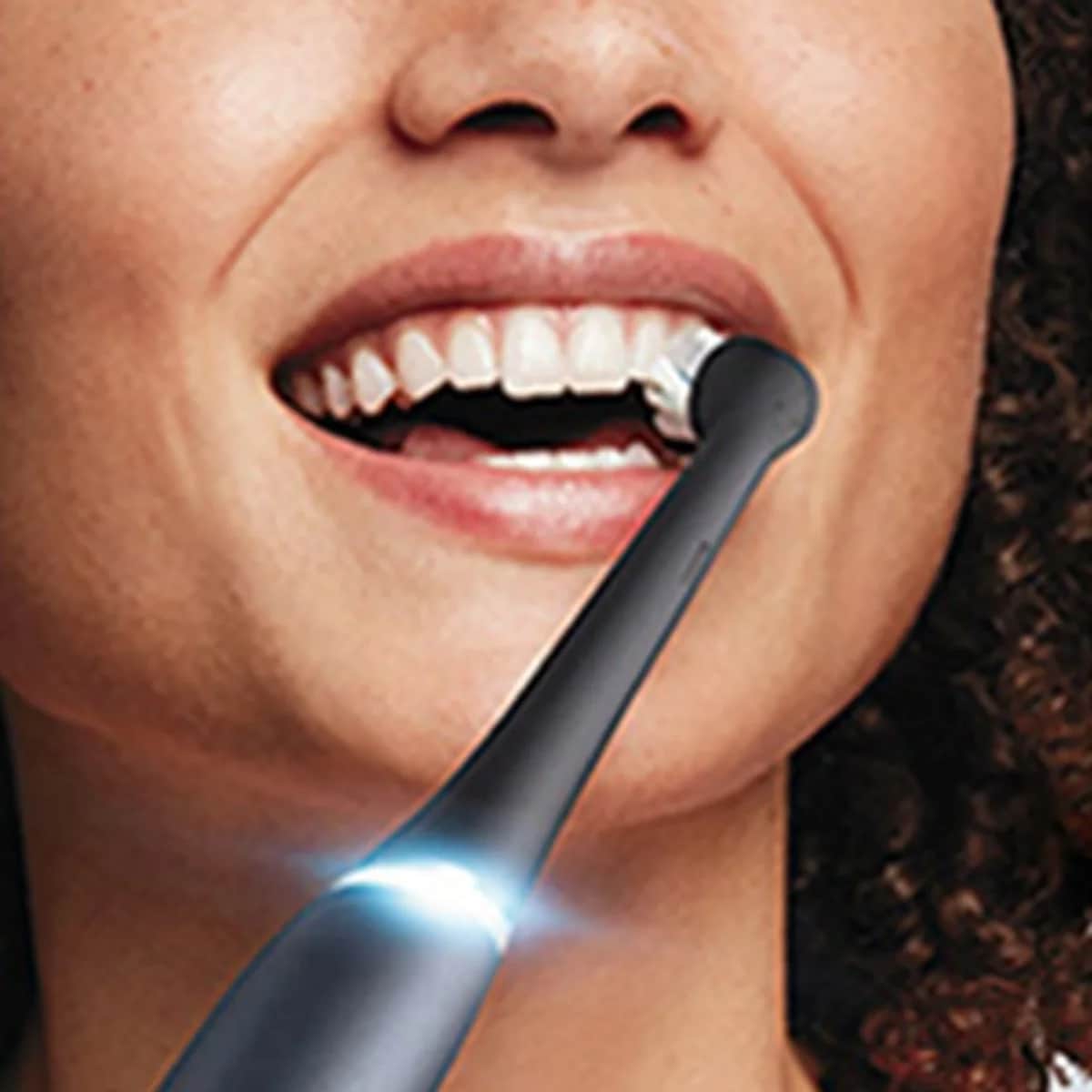 فرشاة أسنان قابلة لإعادة الشحن باللون الأسود من أورال-بي Io9 Oral-B