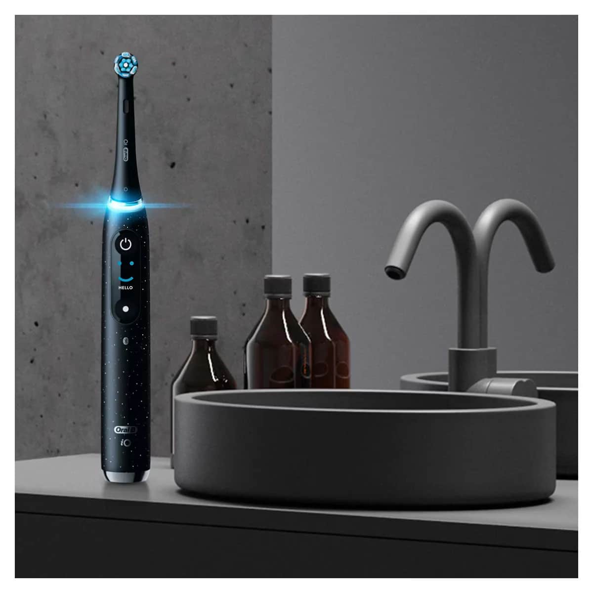 فرشاة أسنان قابلة لإعادة الشحن باللون الأسود من أورال-بي Io10 Oral-B